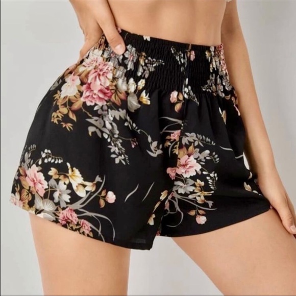 NWOT SHEIN Floral Black Women's Pull On Shorts - Picture 1 of 4